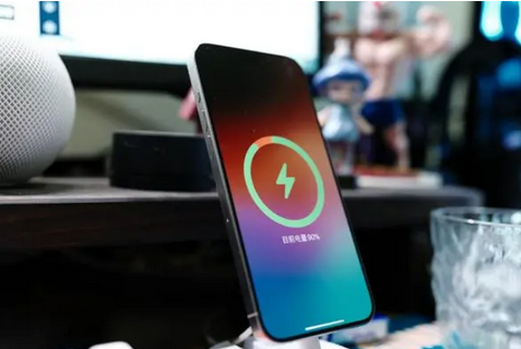 香格里拉苹果15换屏服务分享用什么充电器给iPhone15充电更好 